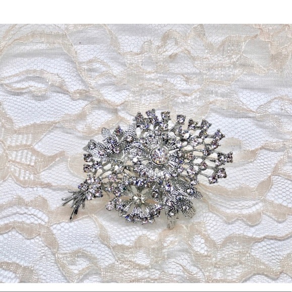 πFlower Bouquet Crystal Brooch - Picture 3 of 6
